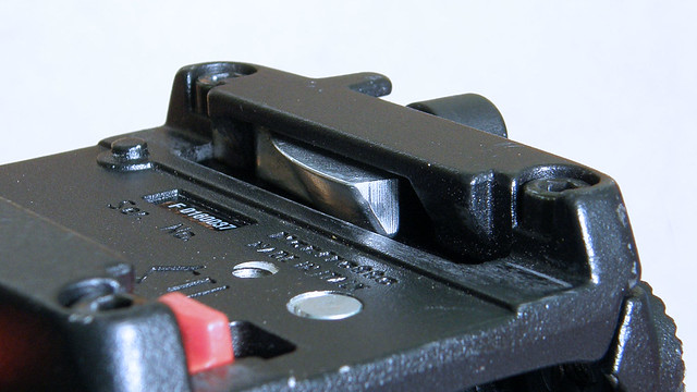 Manfrotto 701HDV Tripod Head Latch Details (1 of 2)