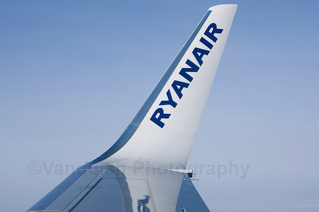 EI-DPL Ryanair B737-300 Climbing Through Daventry