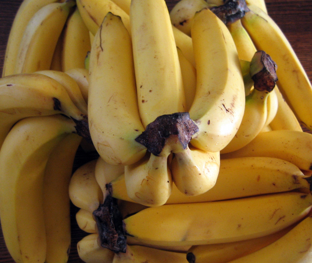 They like bananas. Странствующий паук в бананах. Бразильские бананы. Ядовитые бананы. Несъедобный банан.