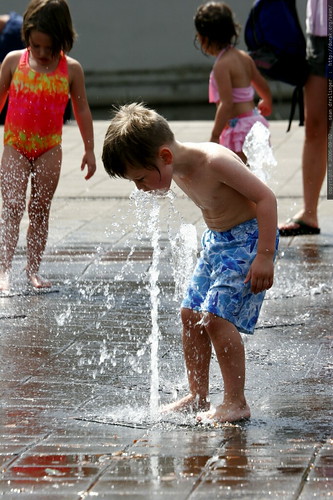 boy playing fountain kids oregon nick drinking swimsuit lakeoswego grandpasbirthday splashing drinkingwater 20060902 drinkingfromfountain