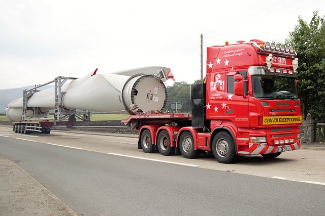 Calkeld heavy haulage delivering turbine blades for the Brenig wind turbine scheme