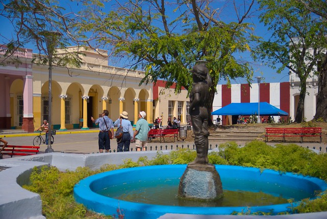 La fuente del Niño de la Bota Infortunada, en el parque vidal, Santa Clara, Villa Clara, Cuba - 2013
