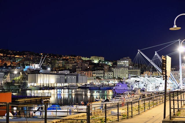 Vista notturna del Porto Antico di Genova