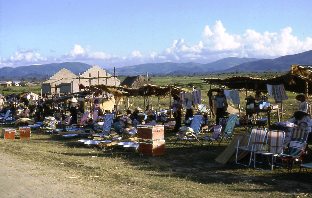 Vietnam 1965 - Photo by Ted Yates - Shops