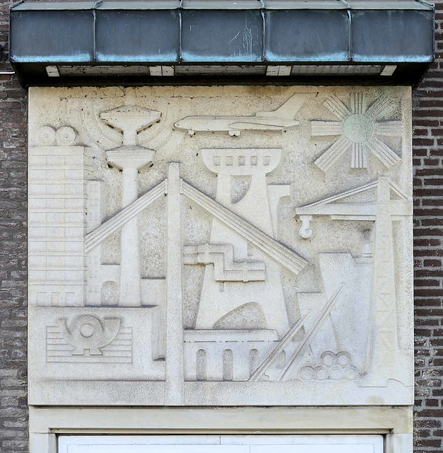 3075 Relief an der Fassade des Postgebäudes in der Bergedorfer Straße in Hamburg Bergedorf.