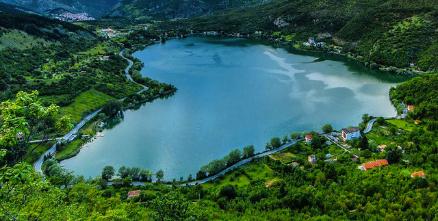 Un cuore d’acqua: scopri il lago di Scanno ed il borgo più bello d’Italia