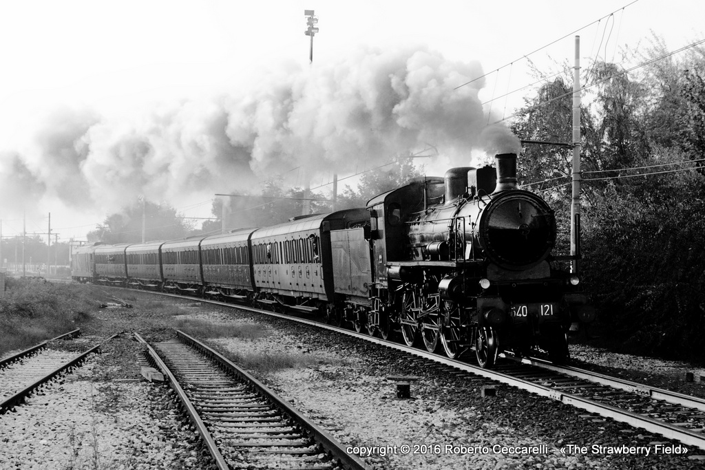 Treno storico a vapore in arrivo a Cesenatico.