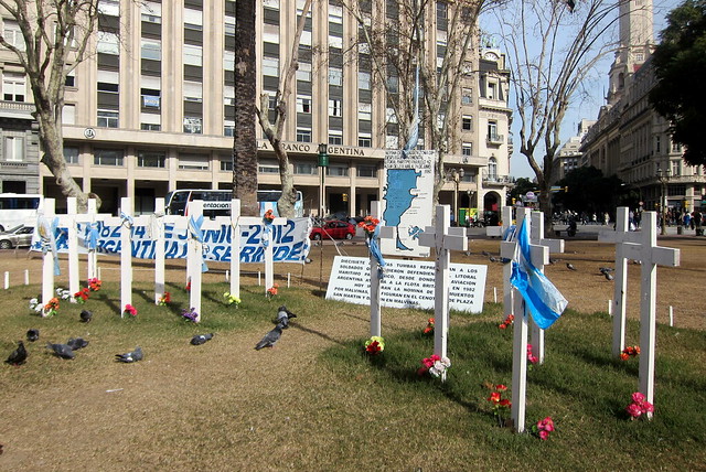 Buenos Aires - Monserrat: Plaza de Mayo - Guerra de las Malvinas crosses