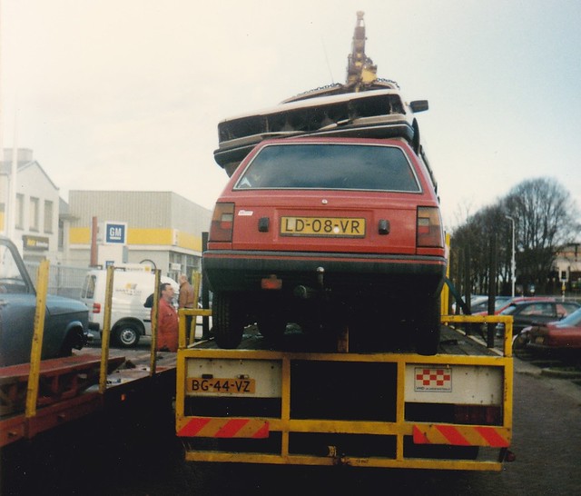Going to the junkyard in 1996: Daihatsu Charade TS 1984 LD-08-VR & Peugeot 305 GL 1985 NP-99-TZ