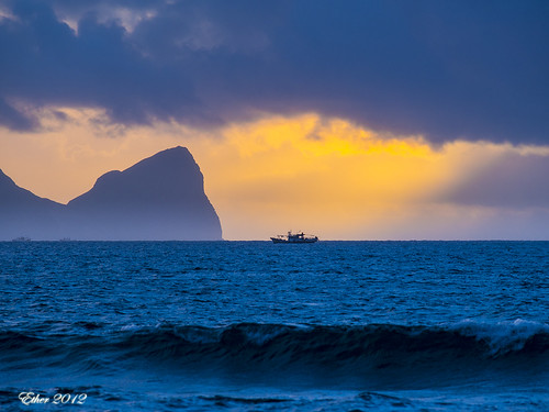 blue sea sunrise island dawn ship olympus 海 宜蘭 daybreak ether huang 龜山島 船 日出 藍 em5 龜山朝日