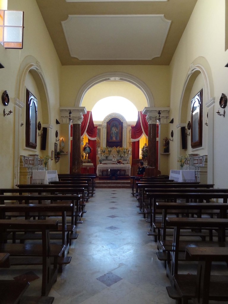 San Giuliano fraz. di Teano - Chiesa di San Giuliano - Navata unica - Vista verso l'altare.