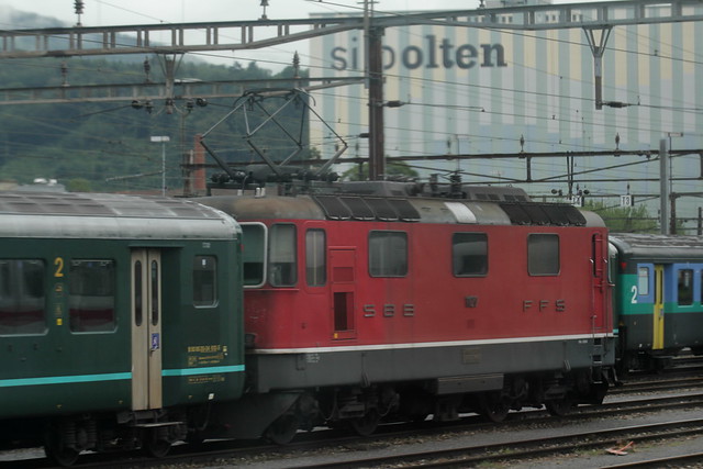 SBB Lokomotive Re 4/4 II 11120 beim Bahnhof Olten im Kanton Solothurn in der Schweiz