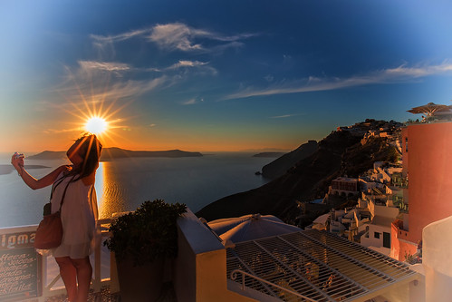 selfie fira santorini sunset caldera solnedgang sea afspejling reflections water canon5dmarkll grækenland canon vand views candid cyclades reflection sunrays architecture greece outdoor seaview blue