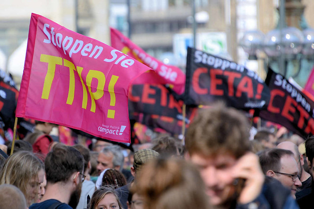 7966 In Hamburg demonstrierten am 17.09.16 zwischen 30.000 und 65.000 Menschen  gegen die geplanten Freihandelsabkommen TTIP und CETA. Mehr als 30 Organisationen aus Norddeutschland hatten zu den Protesten aufgerufen. Bundesweit fanden zeitgleich weitere