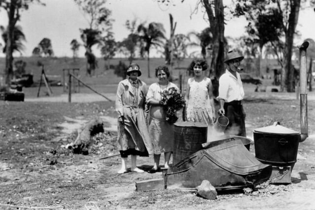 Picnicking at Petrie, 1926