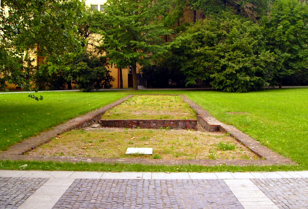Original garden plot on the grounds of the Augustinian abby in Brno where Gregor Mendel discovered the laws of genetics - 1/4 - Panasonic DMC-FZ10