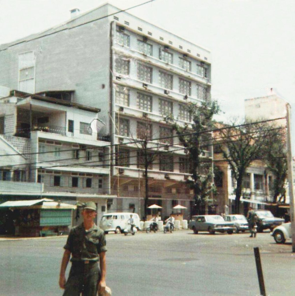 Rick Baxter In Saigon - Ambassador Hotel phía sau Quốc Hội