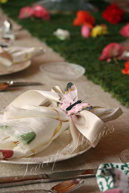 Napkins wrapped with satin bows and butterflies
