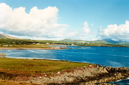 ireland colour strand october kerry tuesday 1200 16th midday nineties 1990s 1990 munster ballinskelligs nationallibraryofireland fuls lawrencecollection lawrencephotographicproject federationforulsterlocalstudies federationoflocalhistorysocieties horstbecher