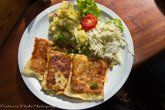 Spanferkelmaultaschen mit Kraut- und Kartoffelsalat
