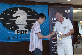 Ding Liren receives his bronze medal