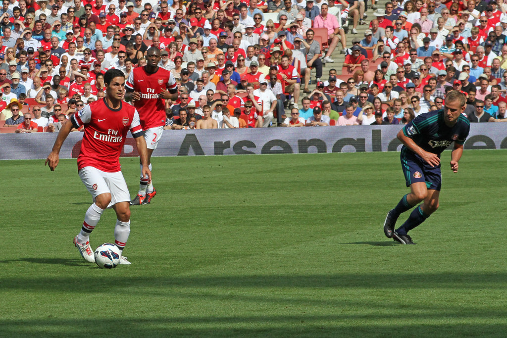 Arsenal vinner 2-0 mot Everton och stiger upp till tabelltoppen