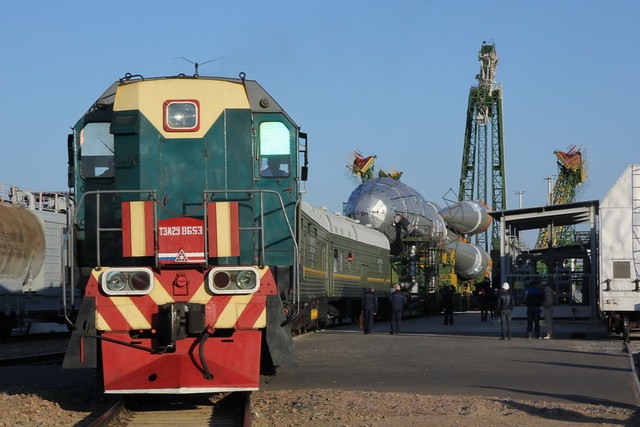 Soyuz and Metop-B rolled out to launch pad