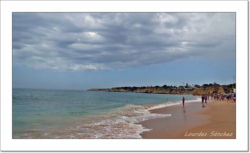 portugal playa personas cielo nubes olas nwn costaatlántica oceanoatlántico elalgarve