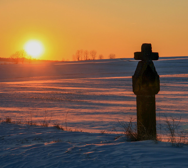 Kreuz im Winterabendlicht