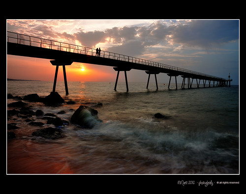 sol puente mar pareja amanecer enamorados badalona pontdelpetroli