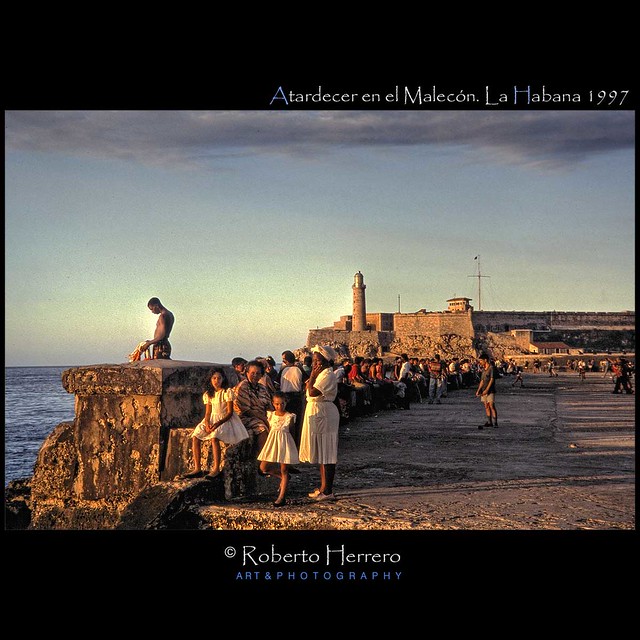 Atardecer en el Malecon. La Habana. 1997