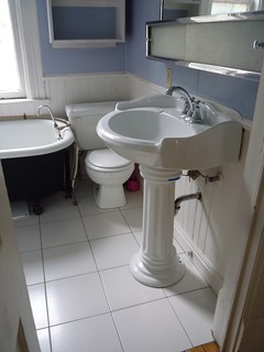 Vintage Bathroom W Claw Foot Tub And Pedestal Sink Victori