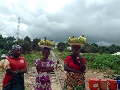 womenhawkingbananasinnasarawa nigeria jujufilms africanculture jujufilmstv roadsidehawking photography photojournalism