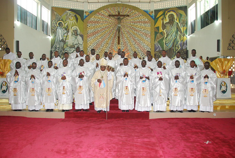 I 26 nuovi sacedoti ordinati il 6 agosto 2016 con  l'Arcivescovo di Cotonou di cui 10 camilliani, 1 domenicano, 3  Salesiani e 12 diocesani