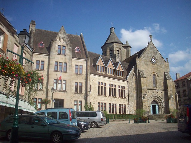 Hôtel de ville et église Saint-Jean-Baptiste. Bourganeuf, Creuse.