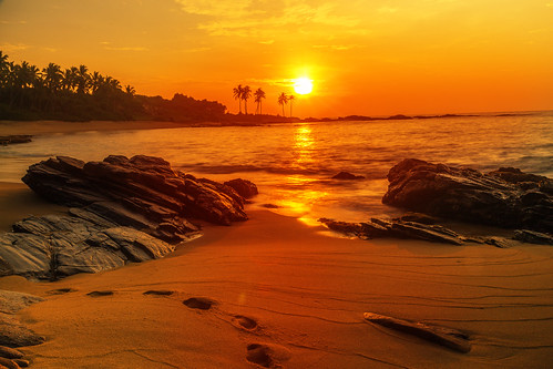 2016 366 beach canoneos6d meer renatebomm sonne sonnenaufgang srilanka wasser golden sky stone water yellow tangalle southernprovince ef24105mmf4l goldengallery amanecer flickrunitedaward asia natura ngc coloursoftheworld beautifulcapture goldenvisions visiongroup thegoldendreams 2016onephotoeachday 7dwf landscapes landschaft landscape paisaje saturday gold gelb orange naranjo aqua renate bomm