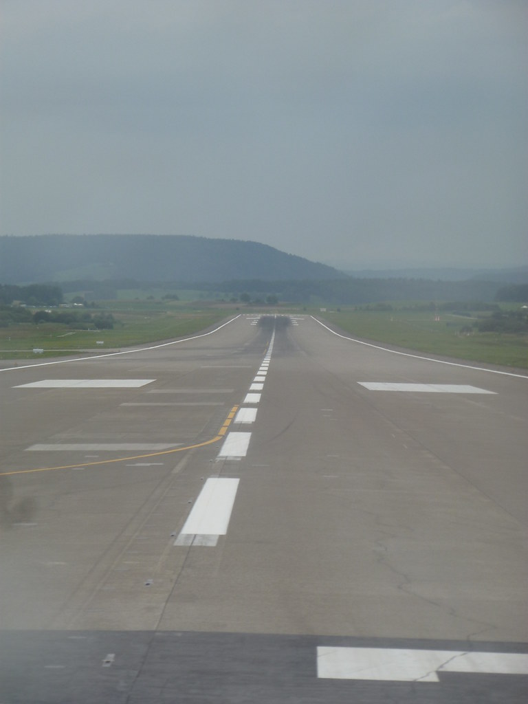 201208003 Zürich airport runway
