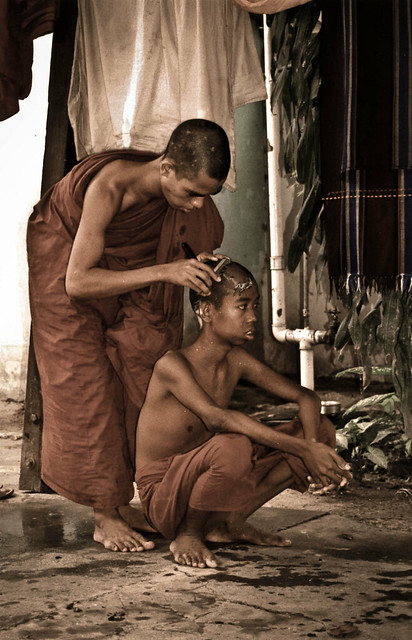 Tonsurando al prójimo (Monasterio de Mahagandayo,Myanmar)