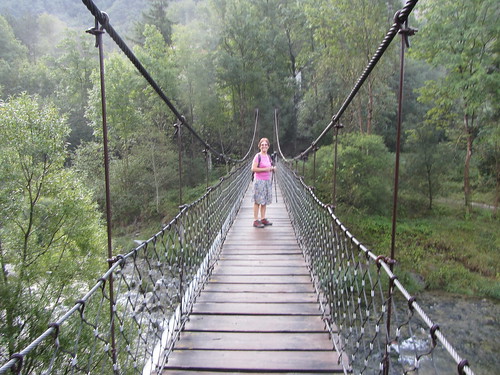 IMG_0008 footpath starts by crossing a suspension bridge