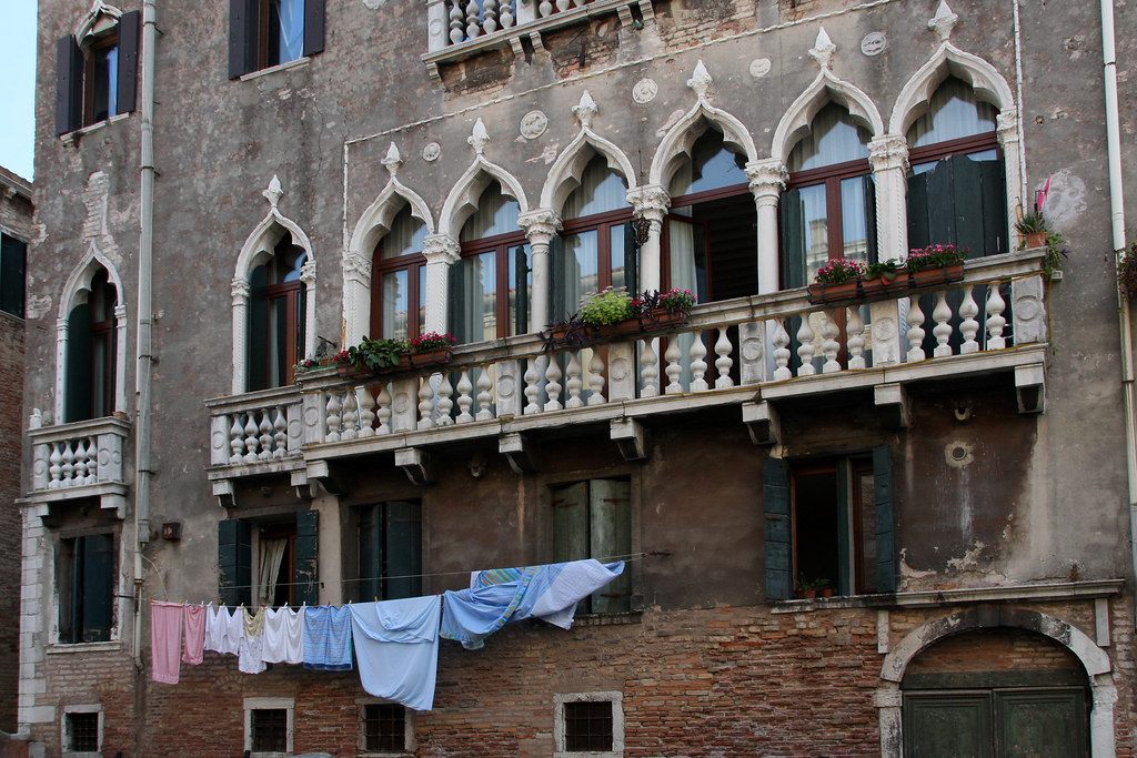 Ancient building, fresh laundry | Houses in Venice, Italy ar… | Flickr