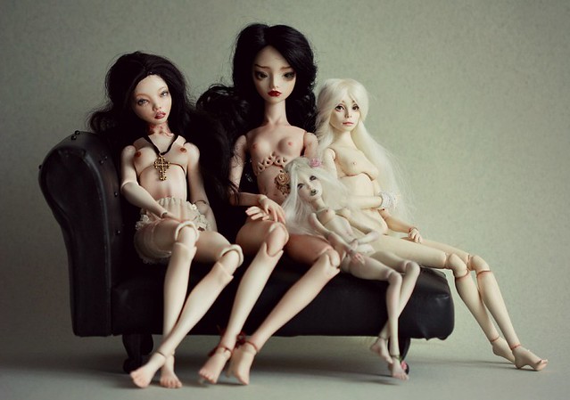 Lightpainted Doll Axana (OOAK Dora) with other BJD's