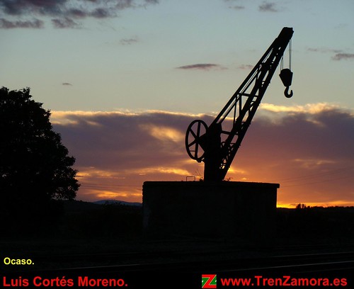 Ocaso. by Capitan TZ, Vestigio de un pasado más feliz, ahora inerte y sin utilidad, esta grúa de la estación de Sarracín d