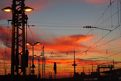 abendhimmel elektrizität infrastruktur sonnenlicht hauptbahnhof bahnsteig bremen niedersachsenfoto