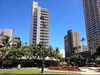 むかえのホテル。少し散歩してみる。 | @ Outrigger Luana Waikiki 4sq.com/RjdYXB… | Flickr