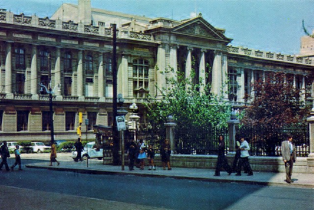 el palacio de los tribunales por 1970, arriba a tu derecha se ve el edificio del Ministerio del Trabajo de 1969