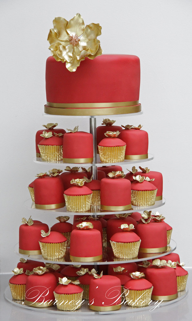 Торт красно золотой. Торт золото с красным. Торт красный с золотом декор. Золотое украшение на красный торт.