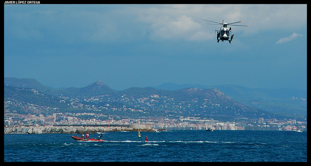 Eurocopter EC-135 de la Guardia Civil y patrullas de la Cruz Roja en Barcelona