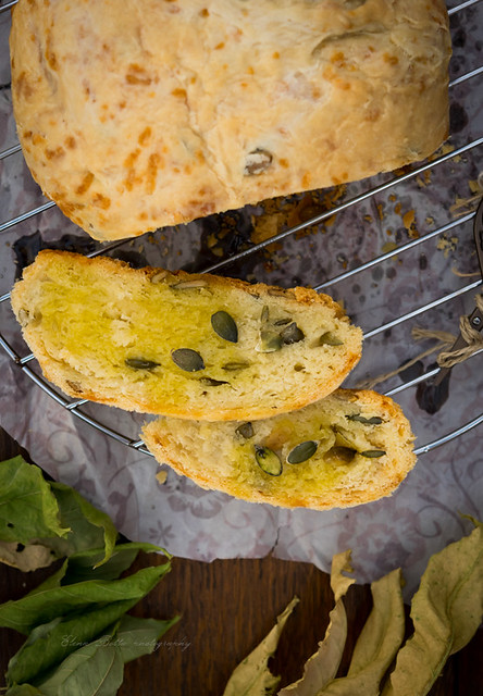 cheddar cheese bread with pumpkin seed and olive oil