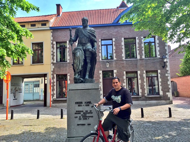 Sele en bici por Gante (Flandes) junto a la estatua del emperador Carlos V