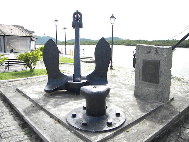 Monumento homernageando o porto de Paranaguá
